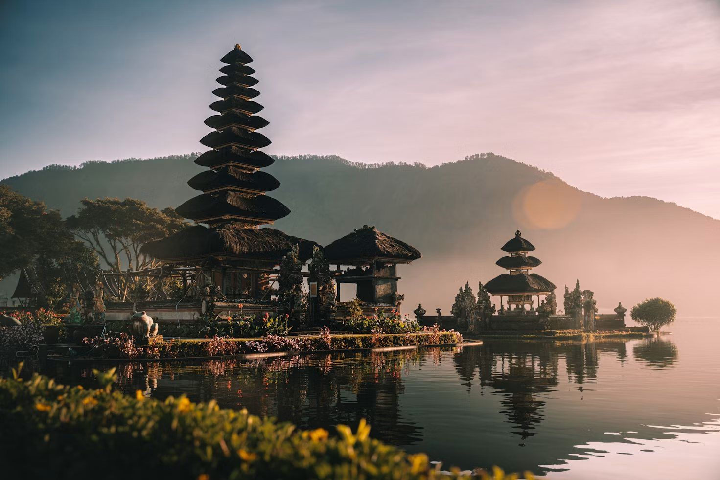 Templo sobre un lago al amanecer