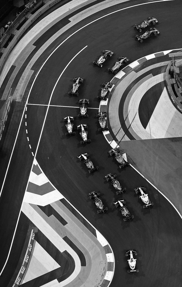Largada de Fórmula 1 vista desde arriba, en blanco y negro