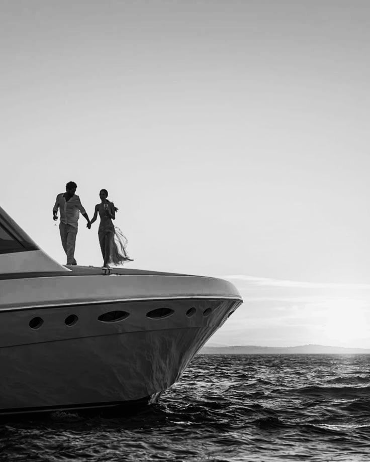 Pareja de novios en una lancha, en blanco y negro