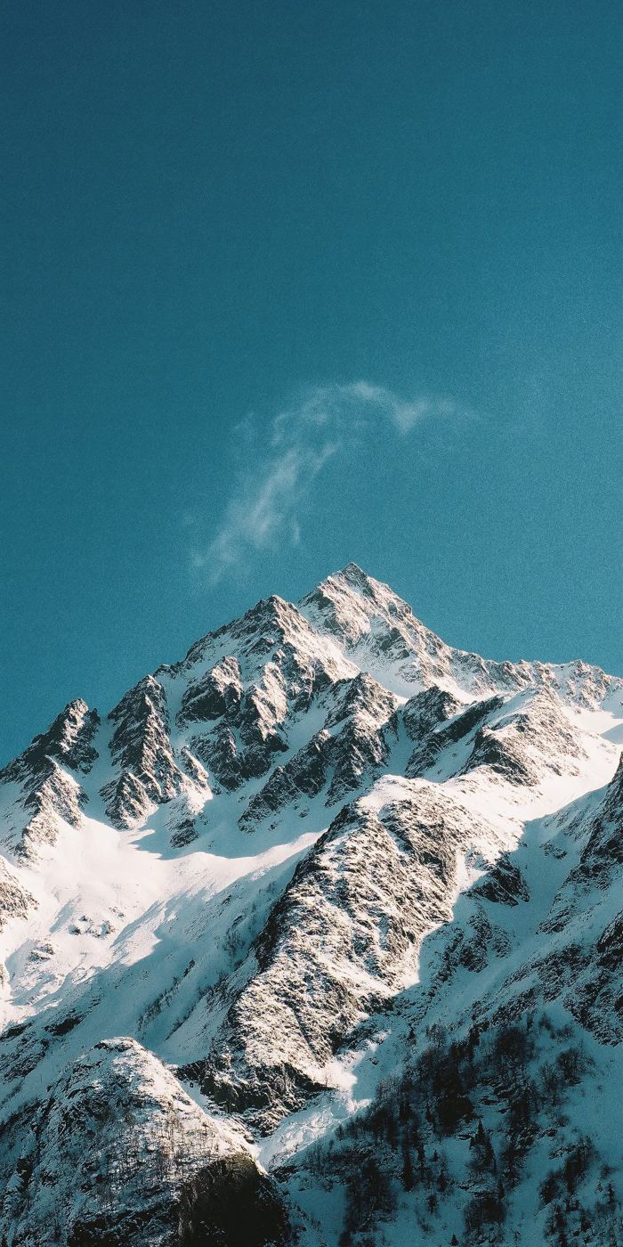 Pico nevado bajo cielo azul