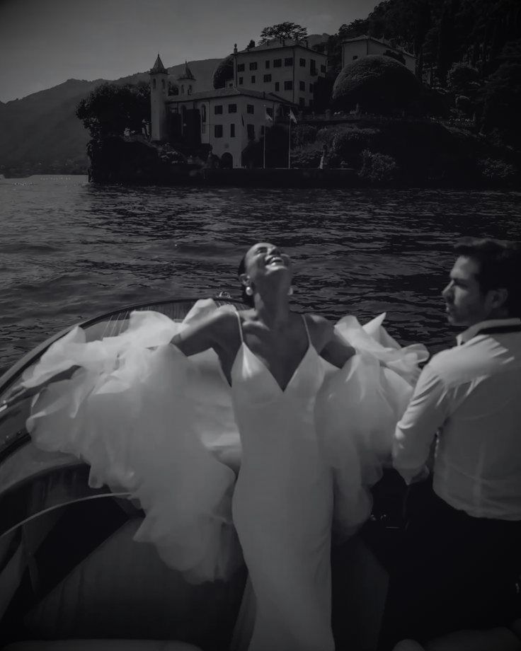 Novios en una lancha, en blanco y negro