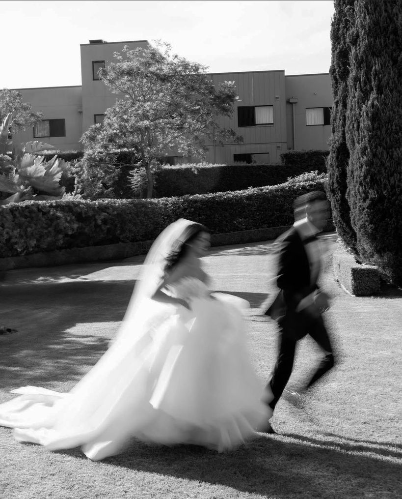 Pareja de novios caminando, en blanco y negro