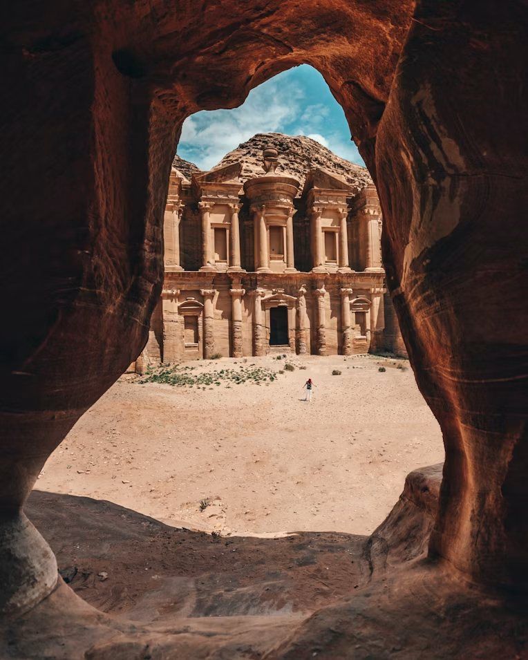 Templo tallado en la roca visto desde una cueva