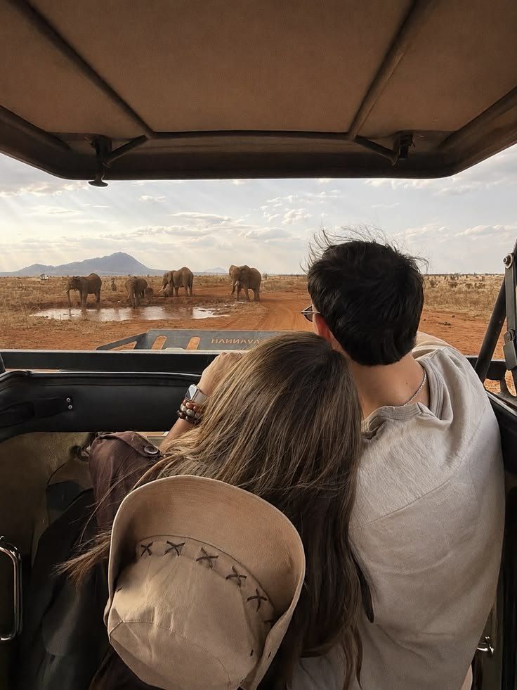 Pareja en un safari mirando elefantes